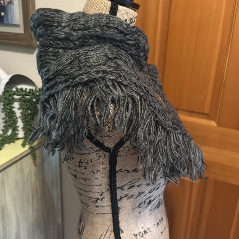 🆕 Chunky Knit Gray/Black Cowl/Scarf with Wooden Like Large Buttons - Picture 6 of 14